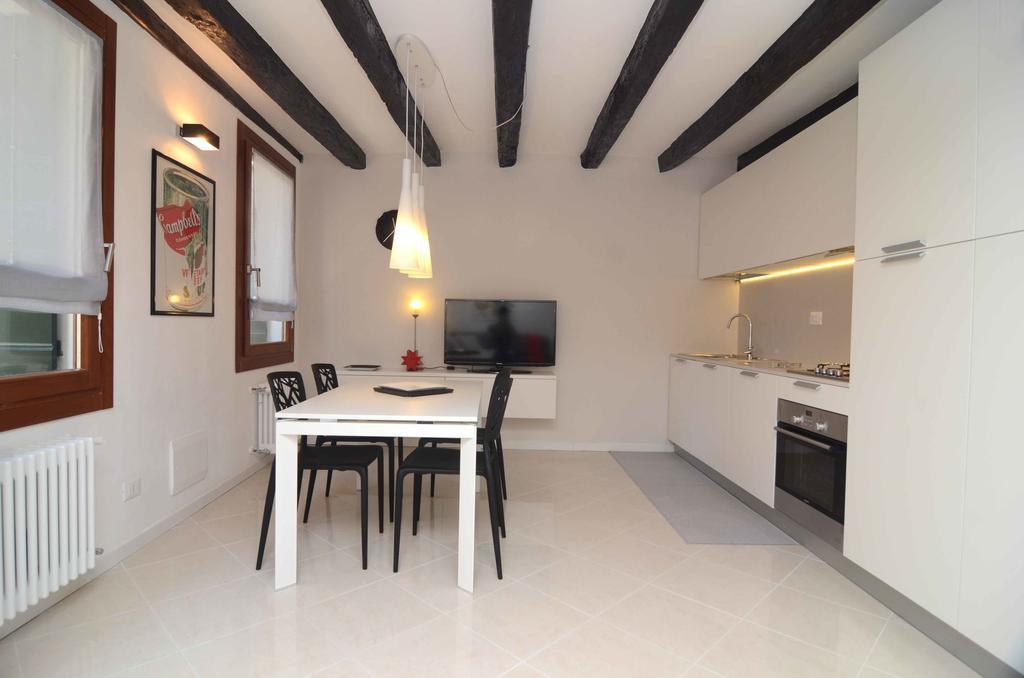 Apartament Mirrors *