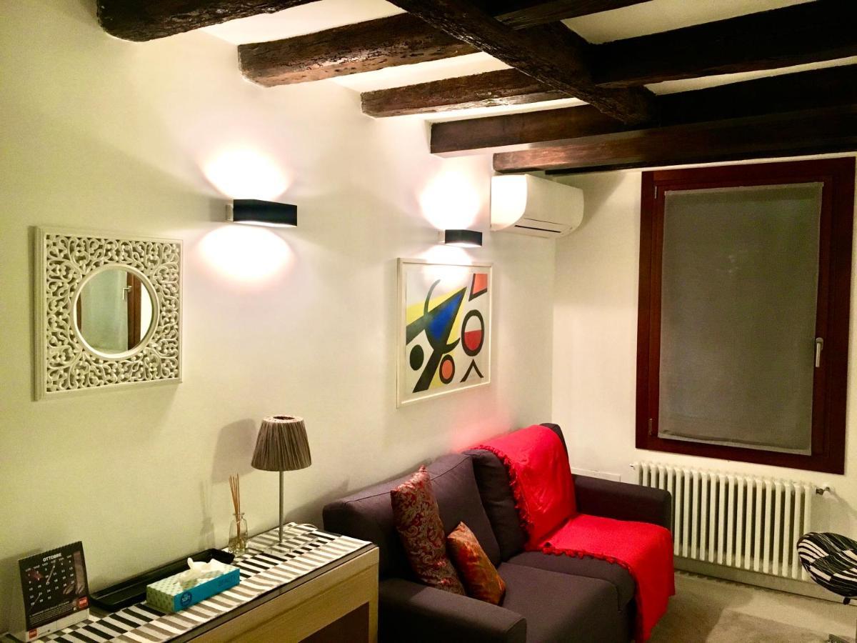 Mirrors Apartament *