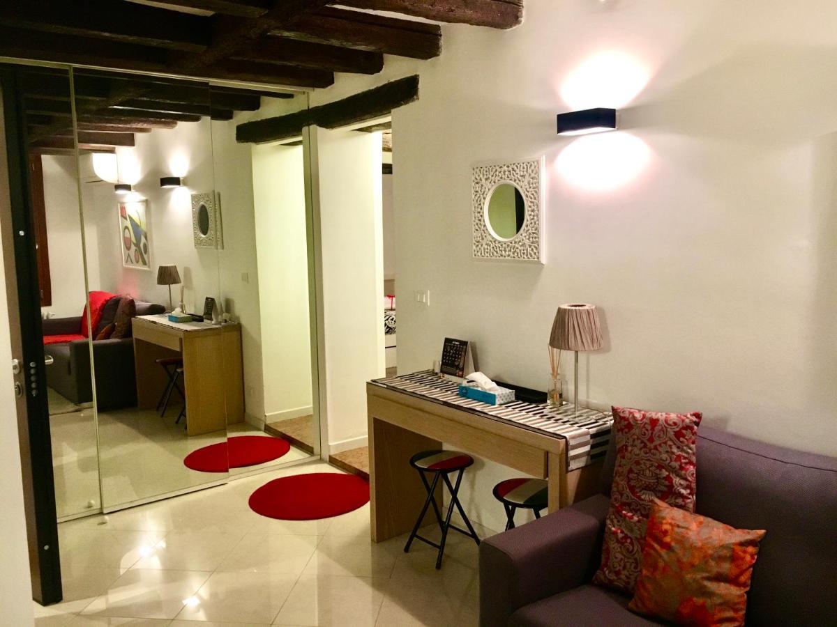 Apartament Mirrors