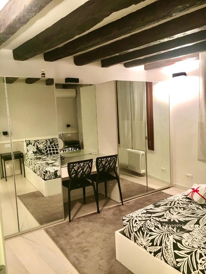 Mirrors Apartament